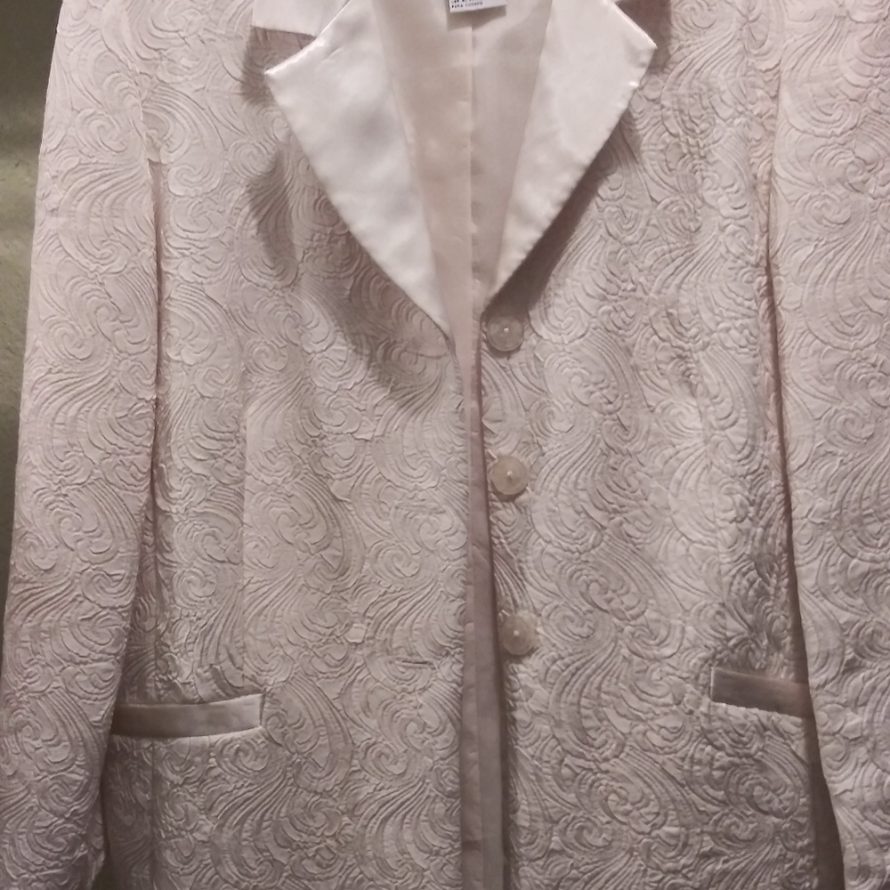 Suits - Picture 2 of 5